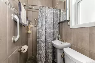 75-20 60th Pl, Glendale, NY 11385 - Photo 18