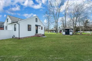 130 Hollywood Dr, Oakdale, NY 11769 - Photo 4