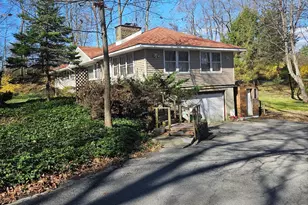 41 Wildwood Dr, Poughkeepsie, NY 12603 - Photo 2