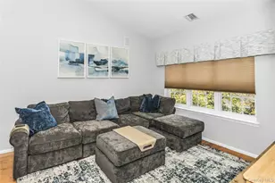 99 Carriage Ln, Plainview, NY 11803 - Photo 8