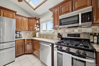 644 N Clinton Avenue, Lindenhurst, NY 11757 - Photo 6