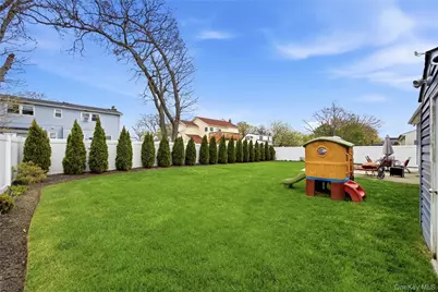 644 N Clinton Avenue, Lindenhurst, NY 11757 - Photo 28