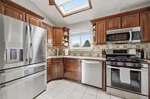 644 N Clinton Ave, Lindenhurst, NY 11757 - Photo 8