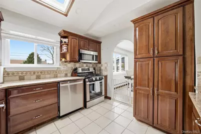 644 N Clinton Avenue, Lindenhurst, NY 11757 - Photo 4