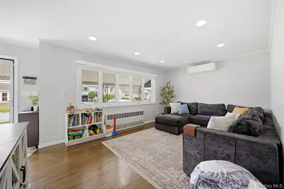 644 N Clinton Avenue, Lindenhurst, NY 11757 - Photo 10
