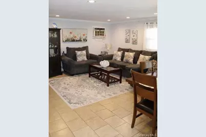 395 N Putnam Avenue, Lindenhurst, NY 11757 - Photo 10