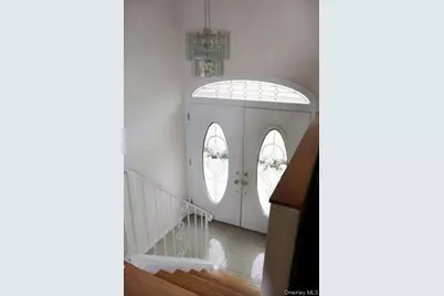 395 N Putnam Avenue, Lindenhurst, NY 11757 - Photo 2