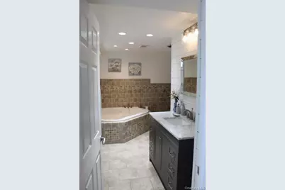 395 N Putnam Avenue, Lindenhurst, NY 11757 - Photo 12