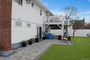 395 N Putnam Ave, Lindenhurst, NY 11757 - Photo 16