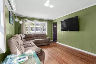 81-35 257th St, Floral Park, NY 11004 - Photo 4