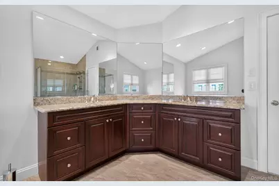 702 Equestrian Way, Westbury, NY 11590 - Photo 18