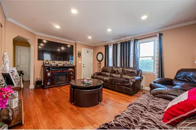 126 Scranton Avenue, Lynbrook, NY 11563 - Photo 2