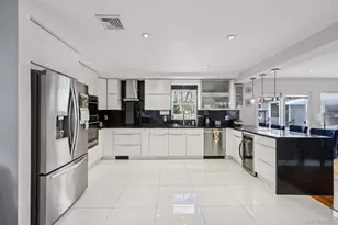 11 Mid Pl, Bohemia, NY 11716 - Photo 12