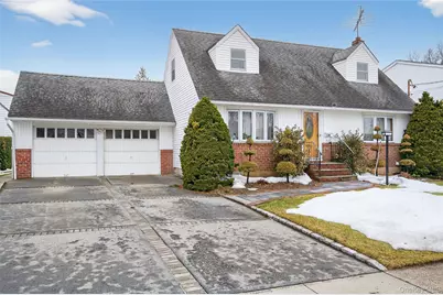 112 Wentworth Avenue, Albertson, NY 11507 - Photo 2