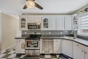 7 Hollywood Dr, Shirley, NY 11967 - Photo 8