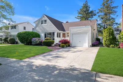 65 Patton Boulevard, New Hyde Park, NY 11040 - Photo 2