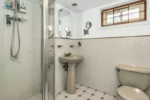 18-08 Murray St, Whitestone, NY 11357 - Photo 14