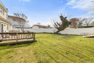 4 Erlwein Ct, Massapequa, NY 11758 - Photo 12