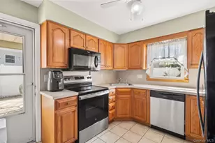 4 Erlwein Ct, Massapequa, NY 11758 - Photo 2