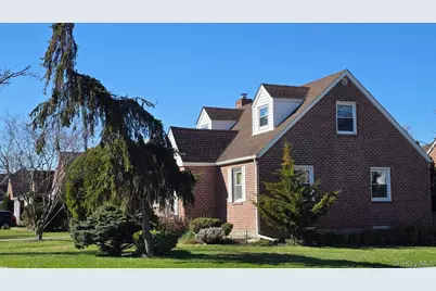 39 Lipton Lane, Williston Park, NY 11596 - Photo 2