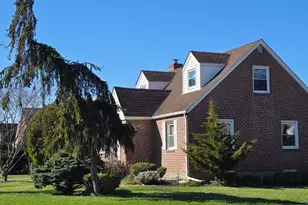 39 Lipton Ln, Williston Park, NY 11596 - Photo 2