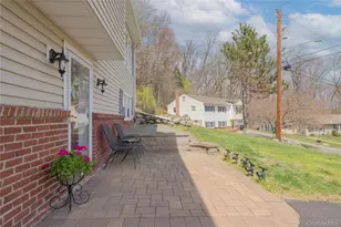 40 Graney Ct, Pearl River, NY 10965 - Photo 2