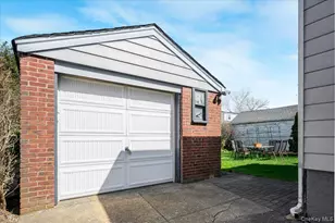 10 Dorothy Pl, Lynbrook, NY 11563 - Photo 22