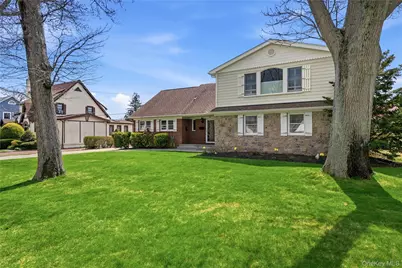 36 Hemlock Lane, Bay Shore, NY 11706 - Photo 2