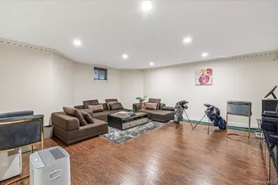 39 Coolidge Avenue, Roslyn Heights, NY 11577 - Photo 20