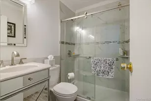 9 Eastern Dr, New Hyde Park, NY 11040 - Photo 14