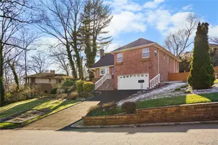 39 Oakdale Rd, Roslyn Heights, NY 11577 - Photo 2