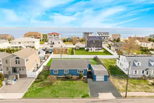 33 E Seacrest Ave, Lindenhurst, NY 11757 - Photo 28