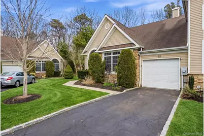 32 Eagle Circle, Bohemia, NY 11716 - Photo 2