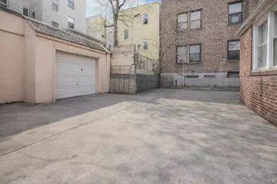 152 Livingston Avenue, Yonkers, NY 10705 - Photo 30