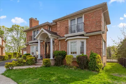 8 Wesey Court, Great Neck, NY 11024 - Photo 2