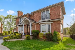 8 Wesey Ct, Great Neck, NY 11024 - Photo 2