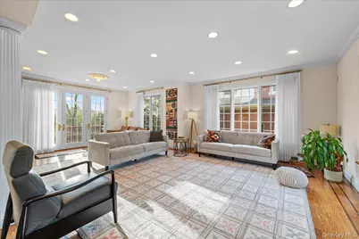 8 Wesey Court, Great Neck, NY 11024 - Photo 6