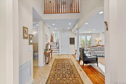 8 Wesey Court, Great Neck, NY 11024 - Photo 4