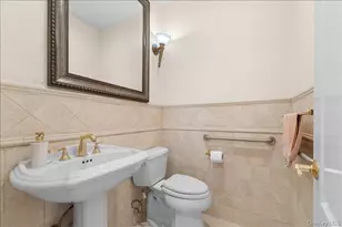8 Wesey Ct, Great Neck, NY 11024 - Photo 22