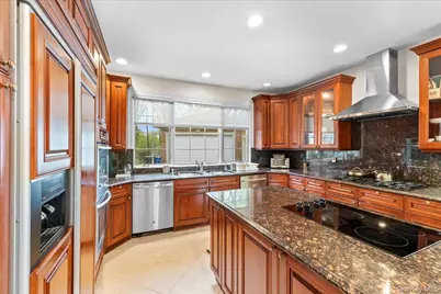 8 Wesey Court, Great Neck, NY 11024 - Photo 20