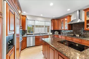 8 Wesey Ct, Great Neck, NY 11024 - Photo 20