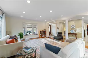 8 Wesey Ct, Great Neck, NY 11024 - Photo 10