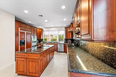 8 Wesey Court, Great Neck, NY 11024 - Photo 18