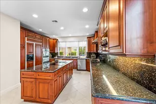 8 Wesey Ct, Great Neck, NY 11024 - Photo 18