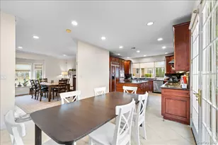 8 Wesey Ct, Great Neck, NY 11024 - Photo 14