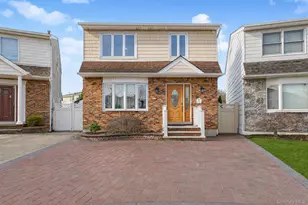 36 Ashwood Ct, New York, NY 10308 - Photo 2