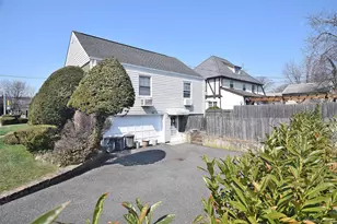 283 Princeton Rd, Rockville Centre, NY 11570 - Photo 16