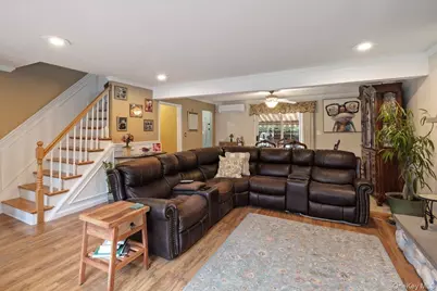 28 Cherokee Avenue, West Islip, NY 11795 - Photo 4