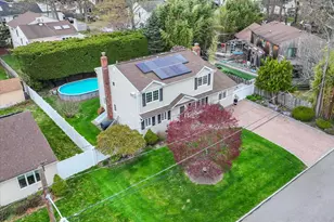 28 Cherokee Ave, West Islip, NY 11795 - Photo 2