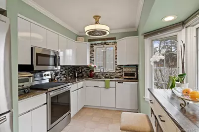 28 Cherokee Avenue, West Islip, NY 11795 - Photo 8